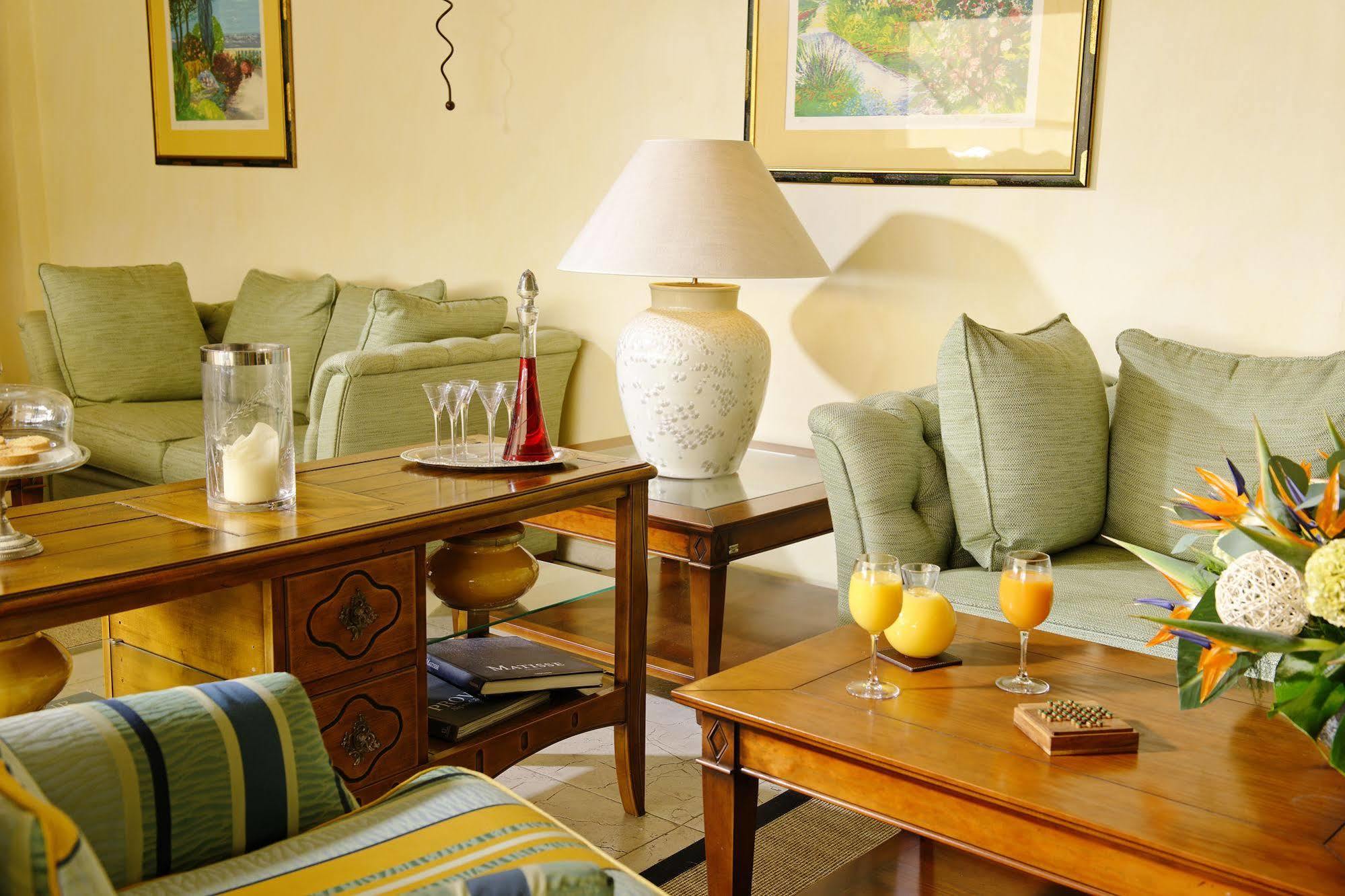 Hotel La Grande Bastide Сен Пол дьо Ванс Екстериор снимка